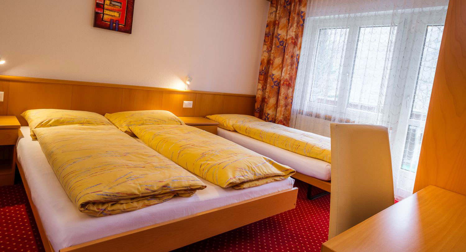 ABA Bellavista 1: Bedroom with single and double bed.
