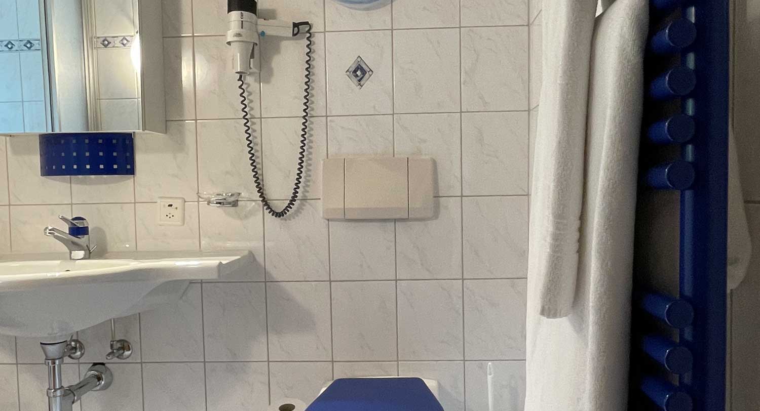 ABA Gentinetta 2: Badezimmer mit Dusche und WC.
