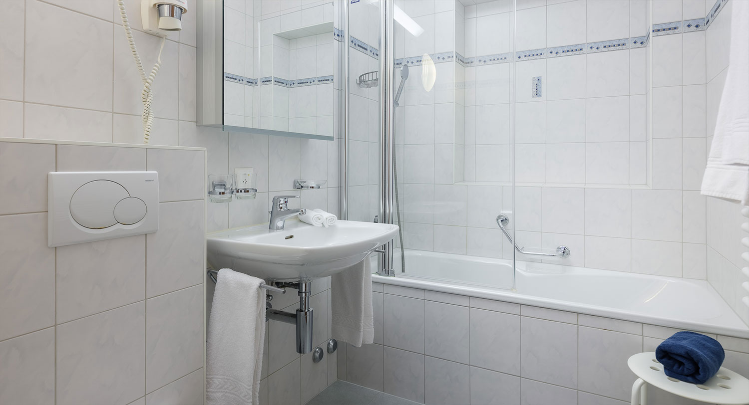 ABA Sporting 1: Bathroom with shower bath and toilet.