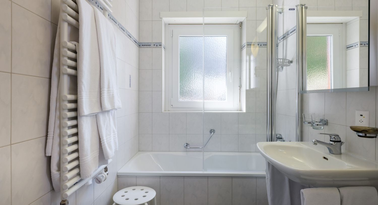 ABA Sporting 4: Bathroom with shower bath and toilet.