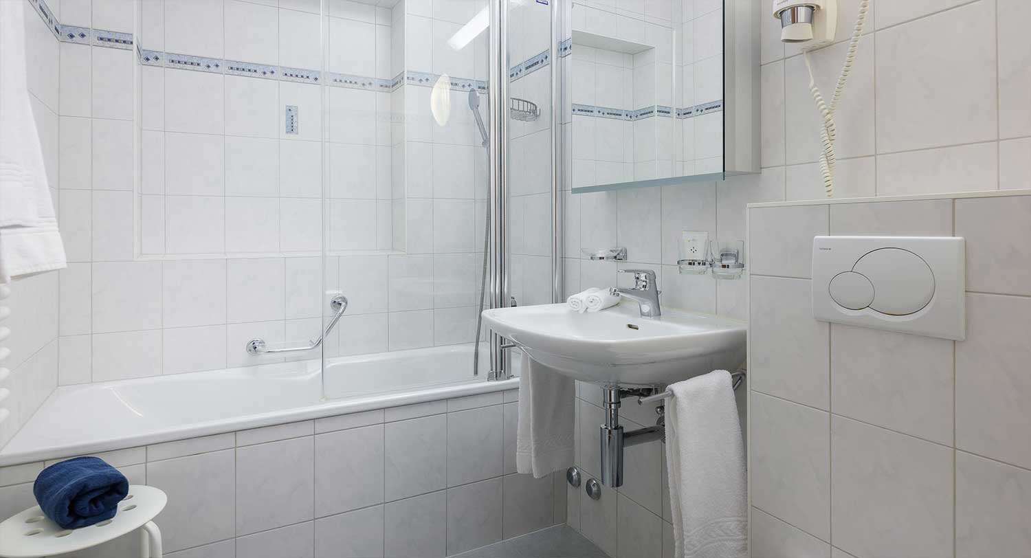ABA Sporting 7: Bathroom with shower bath and toilet.