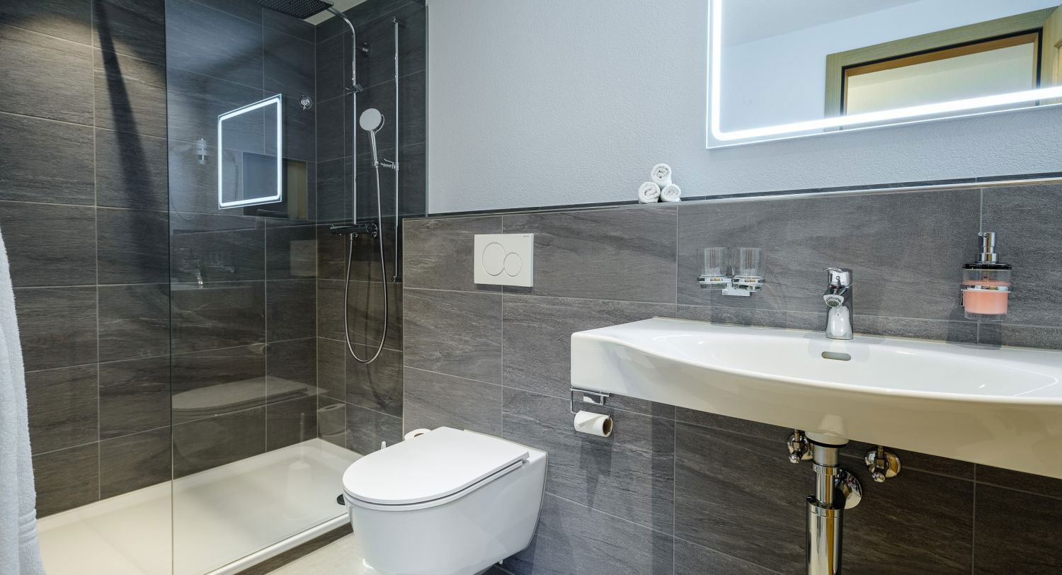 ABA Sporting 9: Bathroom with shower and toilet.