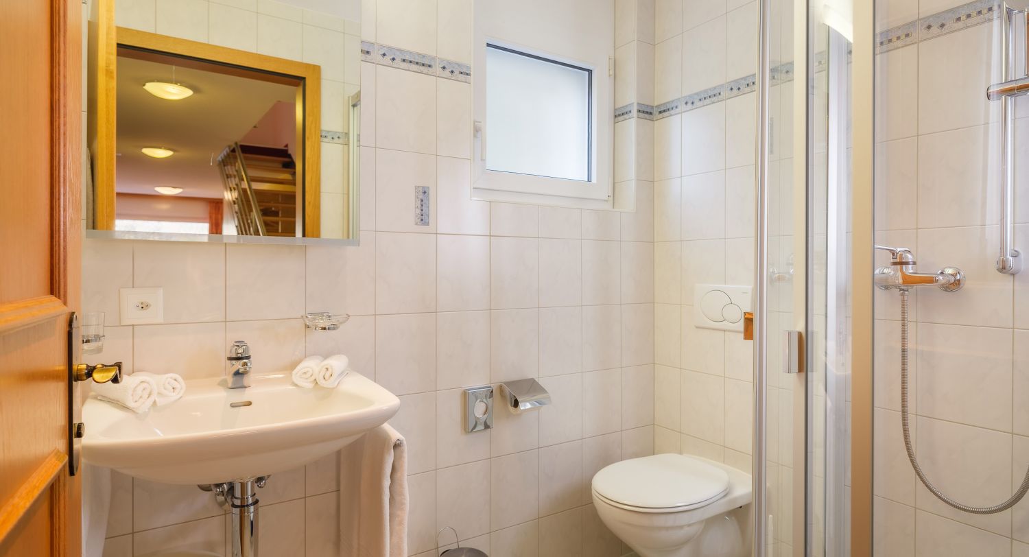 ABA Sporting 11: Bathroom with shower and toilet.