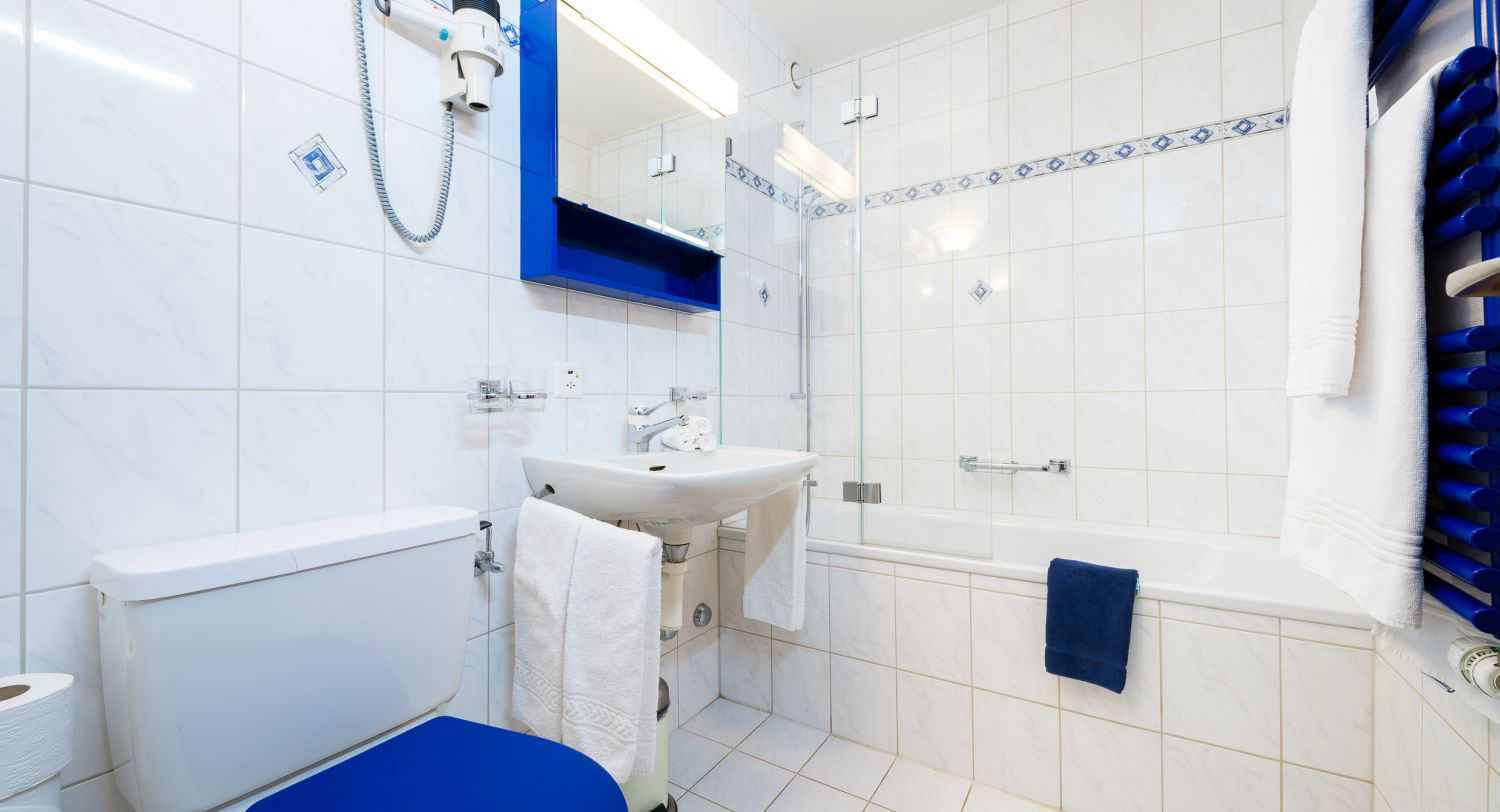 ABA Sporting 56: Bathroom with shower bath and toilet.